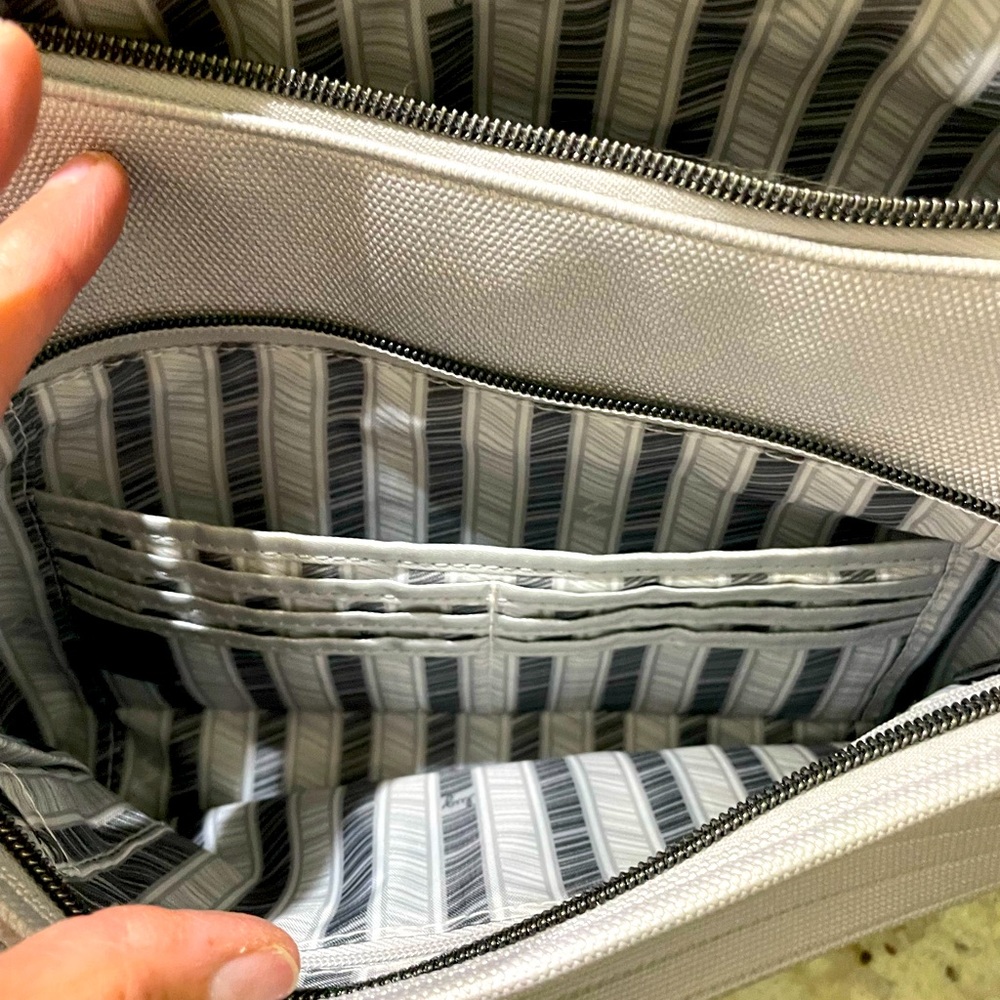 Lug Matte-Luxe Shoulder/Crossbody bag - Picture 4 of 6